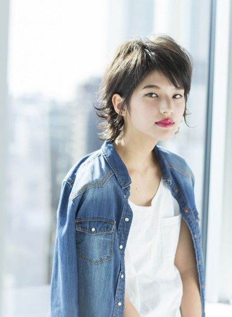 無造作だけど目を引くエアリー感のショートスタイル 無造作だけど目を引くエアリー感のショートスタイル