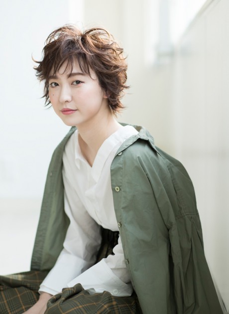 カールが個性的なショートスタイル