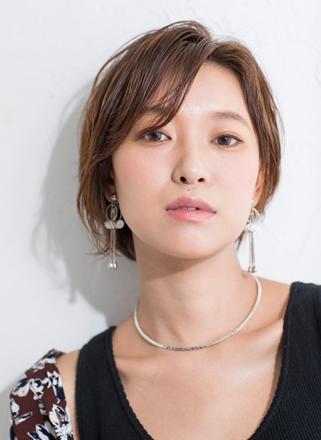ウエット感で色気のあるクールな女性を演出 ウエット感で色気のあるクールな女性を演出