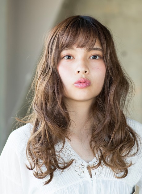 大きめの巻き髪でふんわりやわらかスタイルに