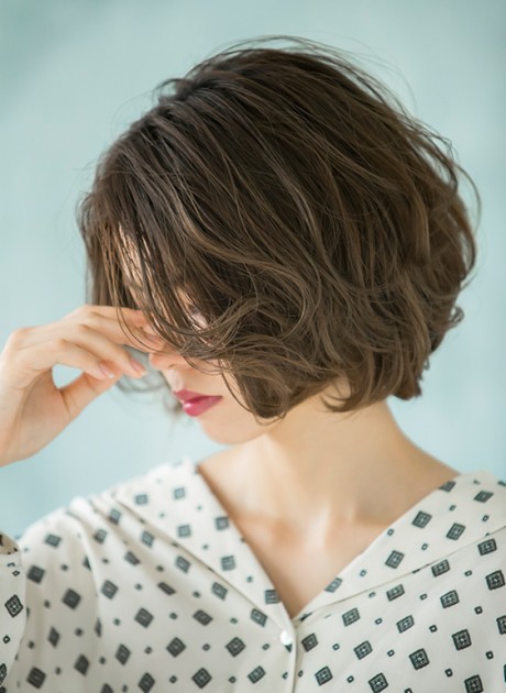 アンニュイウェーブで大人かっこいいボブスタイル