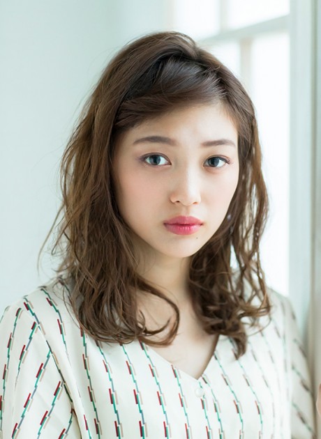 前髪をねじりながら止めるだけの簡単アレンジ 前髪をねじりながら止めるだけの簡単アレンジ