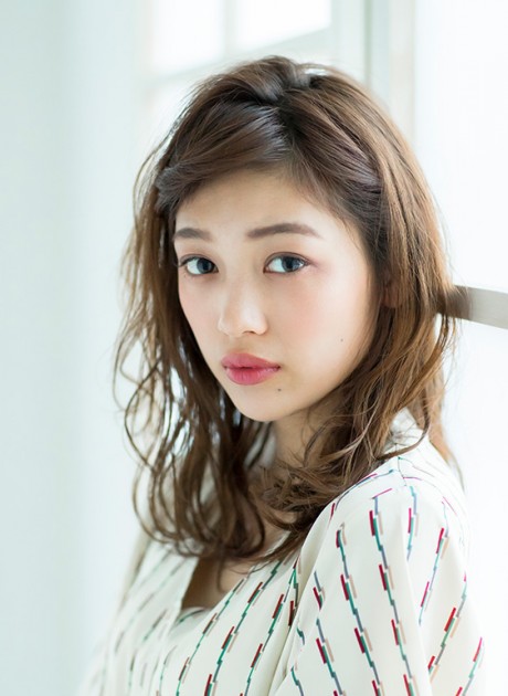 前髪をねじりながら止めるだけの簡単アレンジ 前髪をねじりながら止めるだけの簡単アレンジ