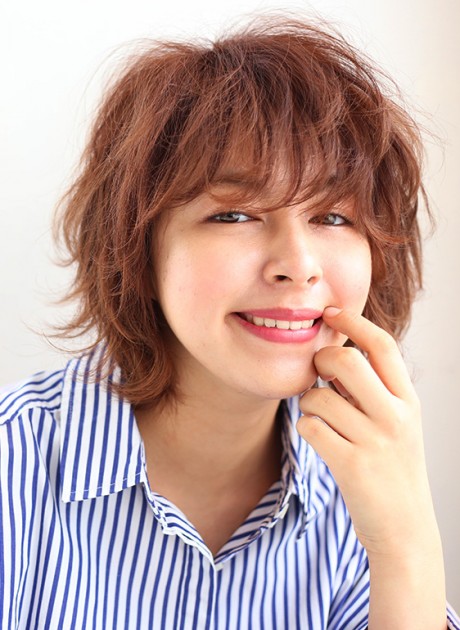 くせ毛をいかしたレイヤーカットが個性的